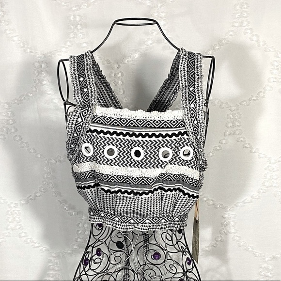 NWT Chelsea & violet black & white crop top size M - Picture 3 of 9